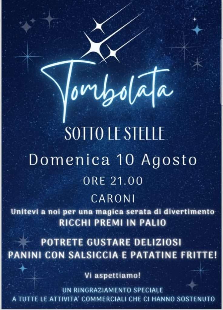 Fotografia della "Tombolata sotto le stelle" a Caroni di Limbadi, con una folla di persone sedute a lunghi tavoli all'aperto che giocano a tombola durante la festa del paese.